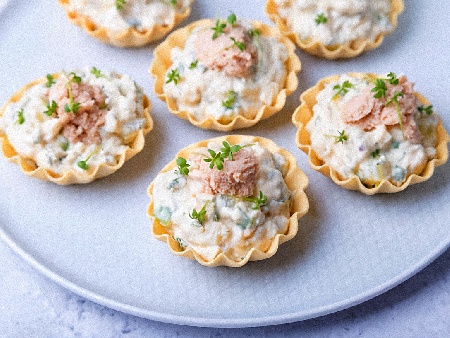 Солени тарталети с плънка със салата с риба тон - снимка на рецептата